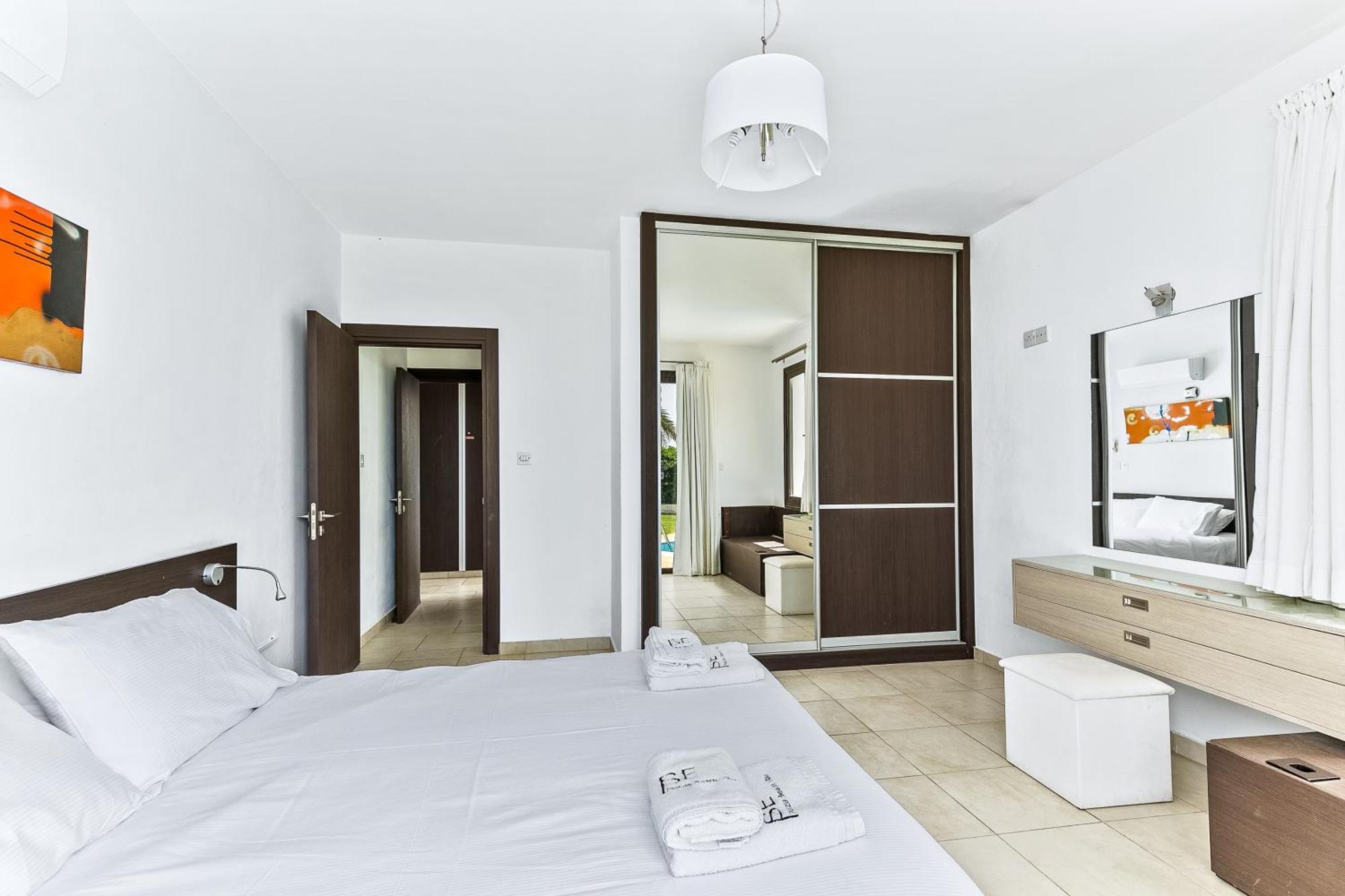 Platzia Beach Villas Pafos Exterior foto