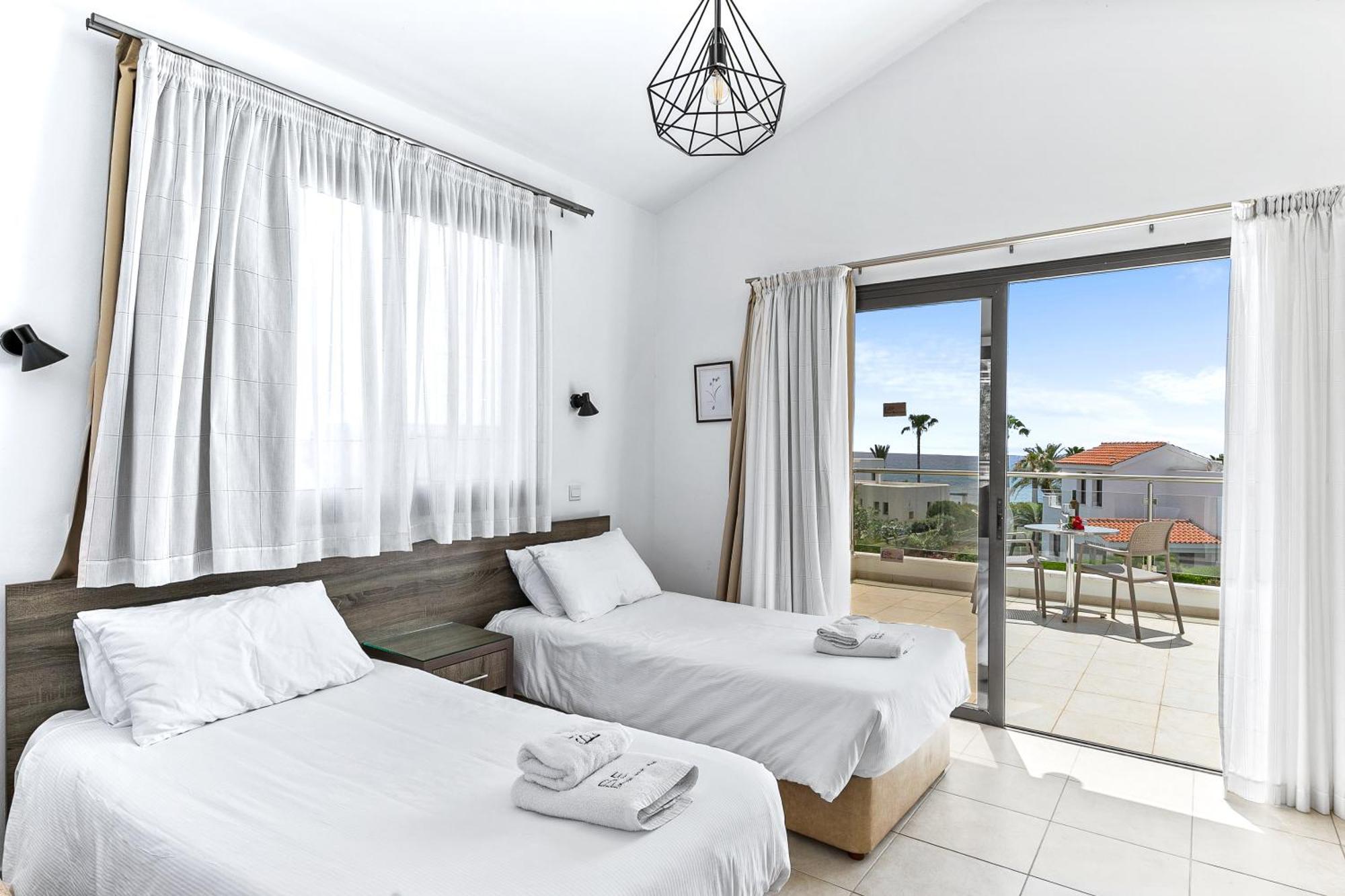 Platzia Beach Villas Pafos Exterior foto