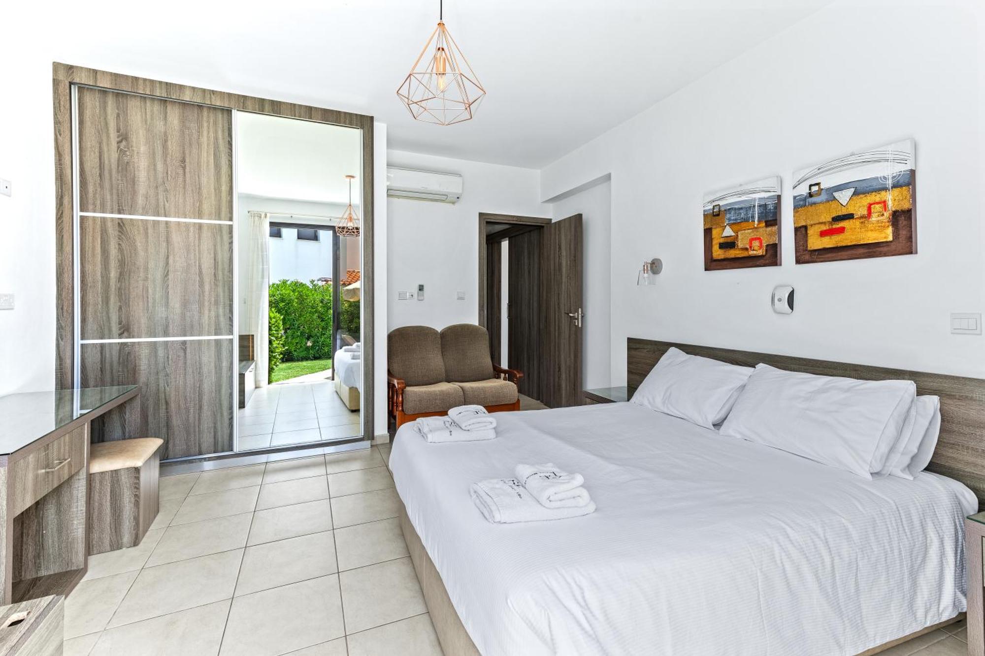 Platzia Beach Villas Pafos Exterior foto