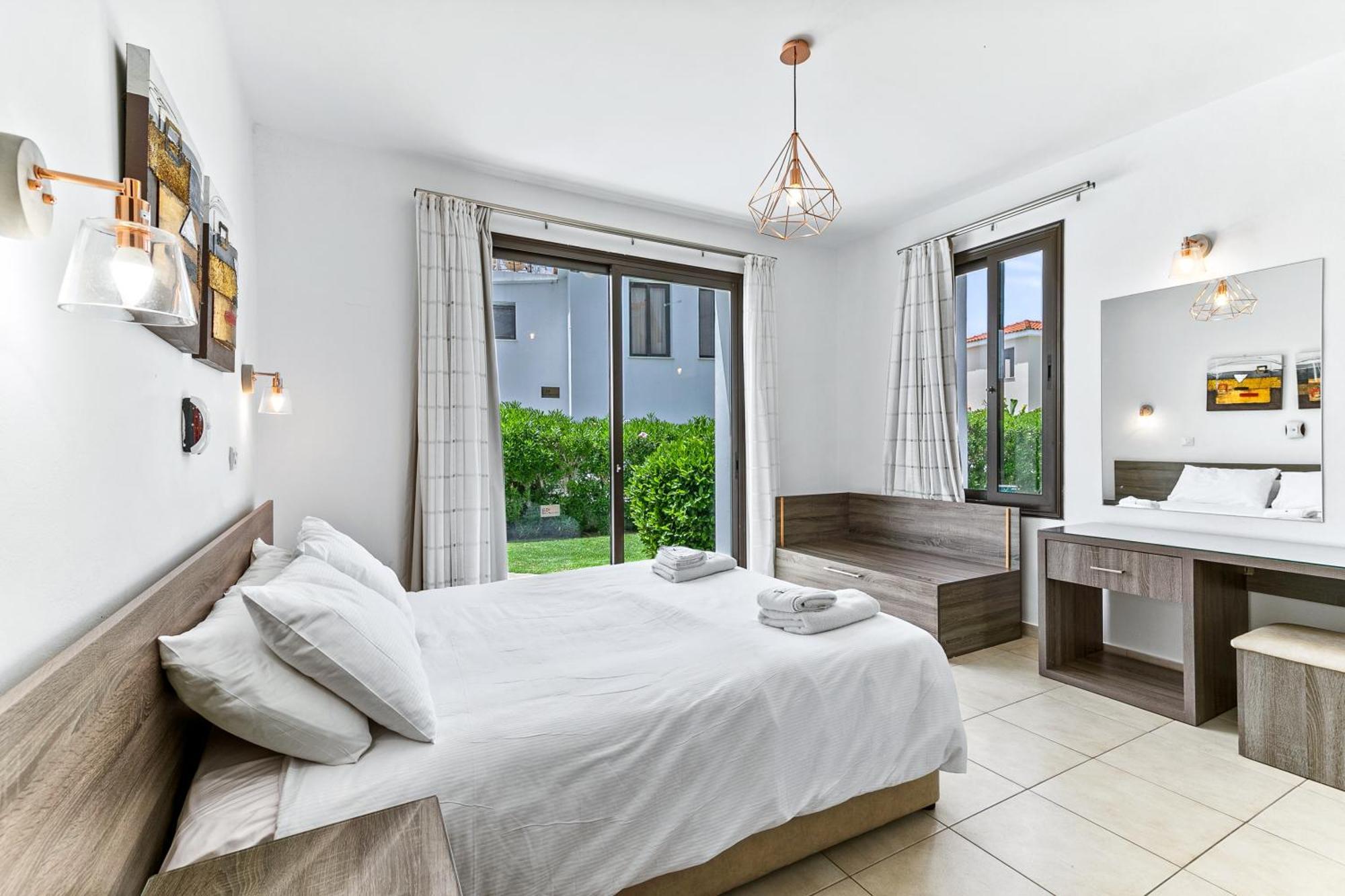 Platzia Beach Villas Pafos Exterior foto